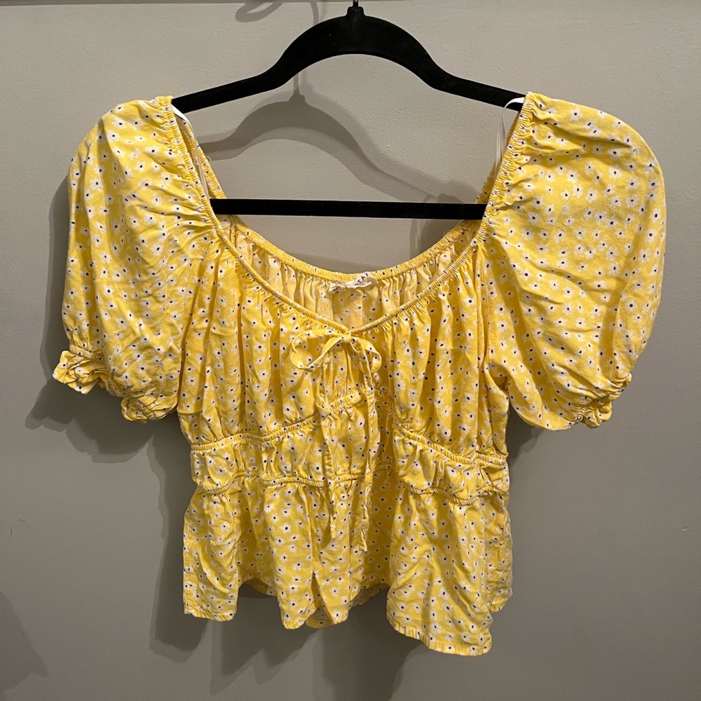 Summer Aeropostale yellow top white flowers size medium womens